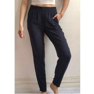 Thin dark blue jogger 💙 for a casual day 🍸 or a summer day ☀️